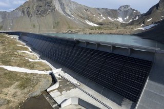 Après avoir mis en service la plus grande installation alpine de ce type en Suisse dans la commune de Glaris Sud, le fournisseur d'énergie argovien installera une nouvelle unité dans la même région sur une surface de 120'000 mètres carrés (archives). KEYSTONE/GIAN EHRENZELLER